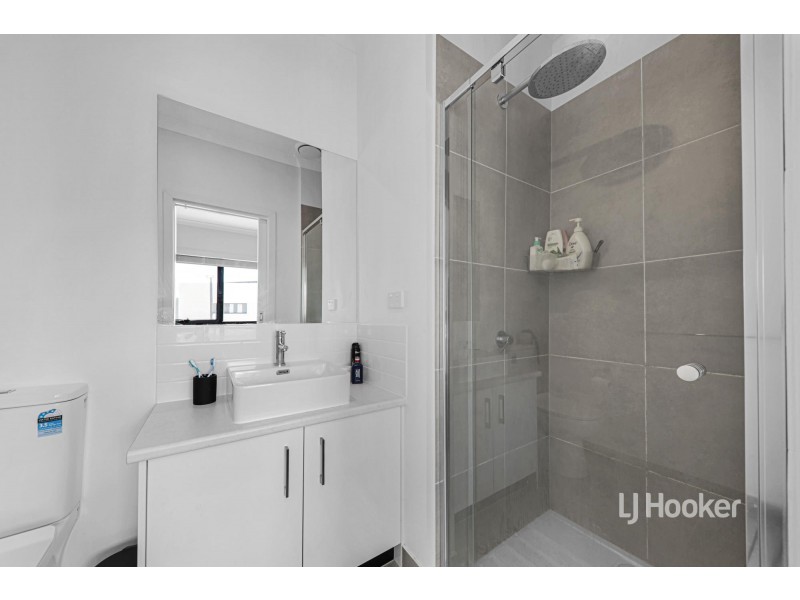 27 Travertine Loop, Berwick VIC 3806