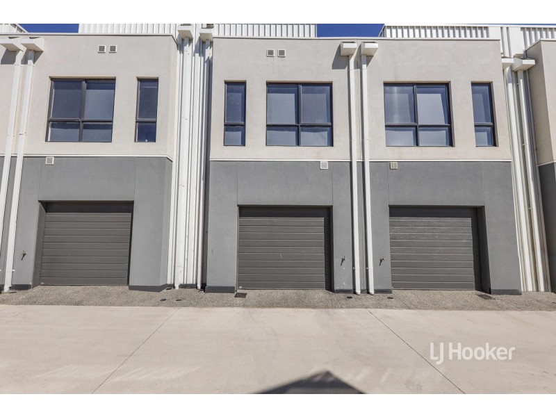 27 Travertine Loop, Berwick VIC 3806