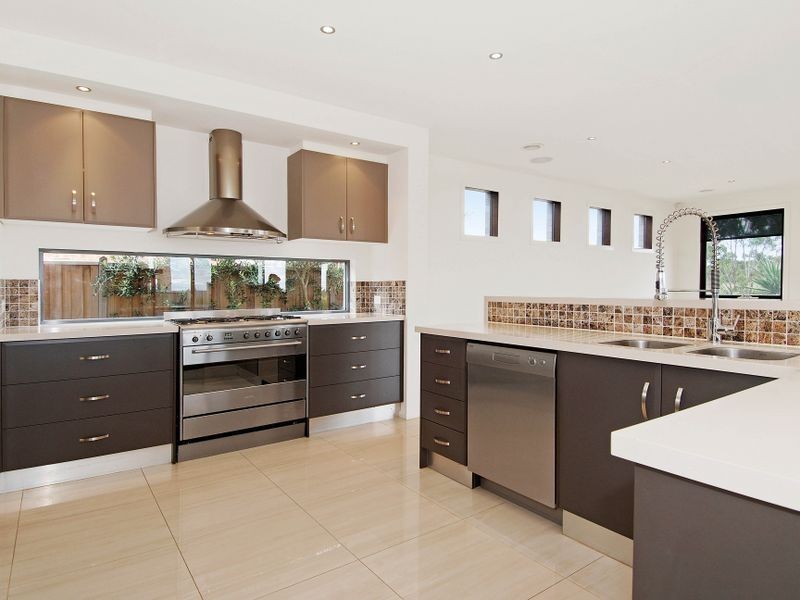 40 Vaucluse Boulevard, Sanctuary Lakes VIC 3030