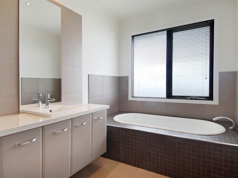 40 Vaucluse Boulevard, Sanctuary Lakes VIC 3030