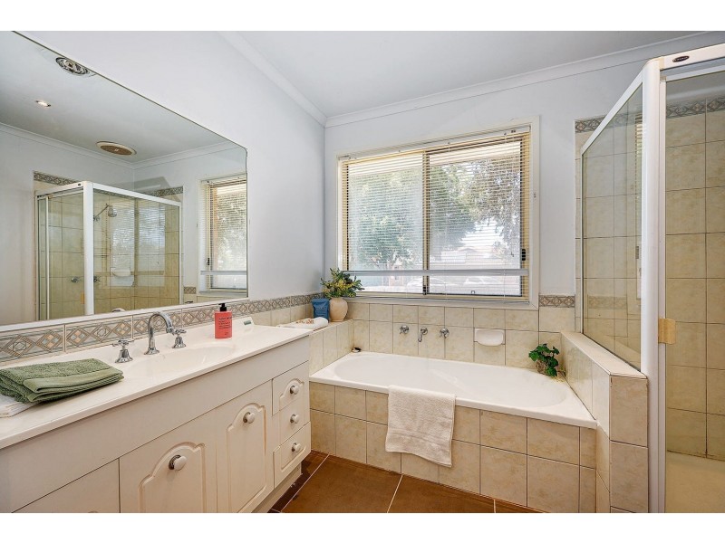 53 Manchester Drive, Sydenham VIC 3037