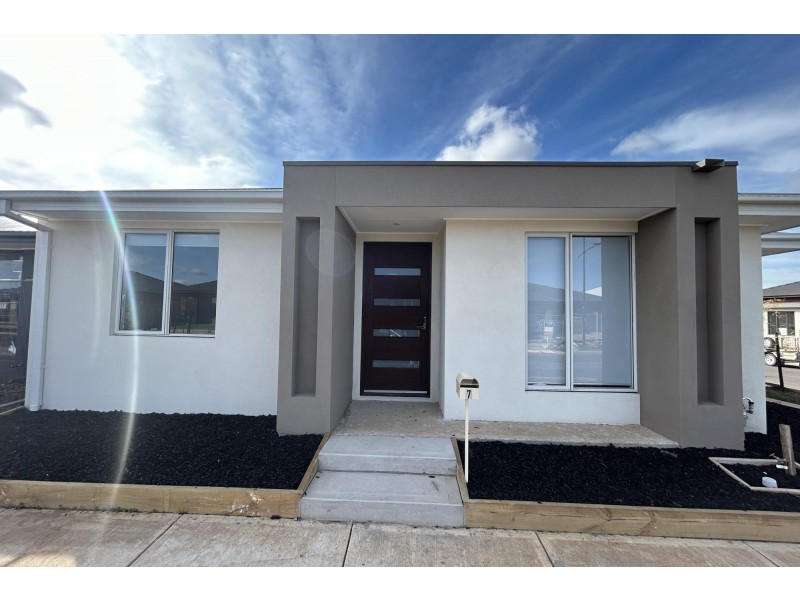 7 Distaff Way, Rockbank VIC 3335