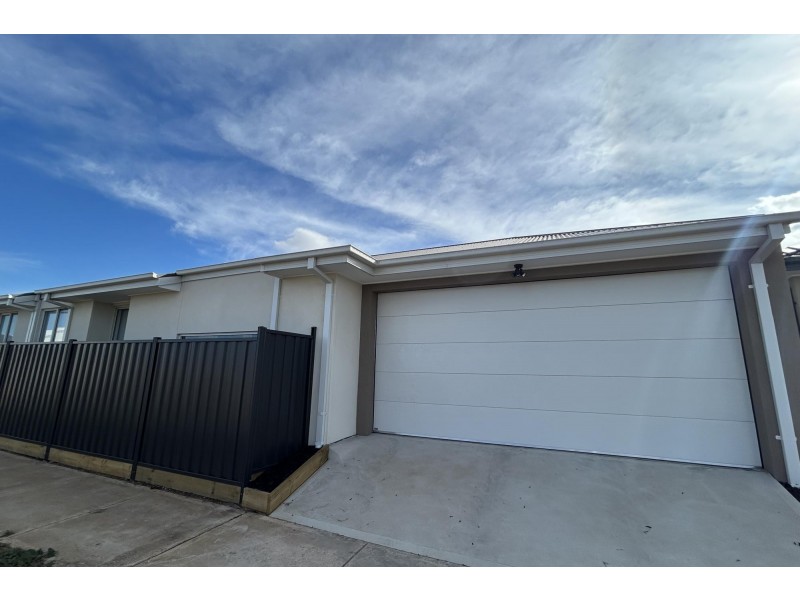 7 Distaff Way, Rockbank VIC 3335