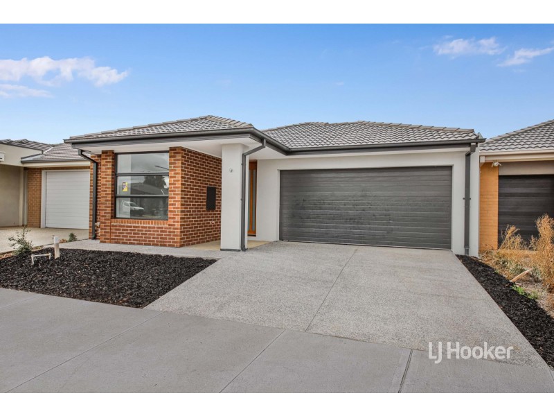 22 Hanover Circuit, Melton South VIC 3338