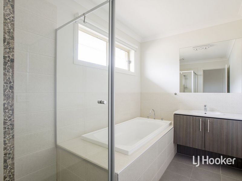 165 Sanctuary Lakes South Boulevar, Sanctuary Lakes VIC 3030