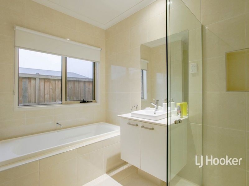 8 Jones Way, Williams Landing VIC 3027