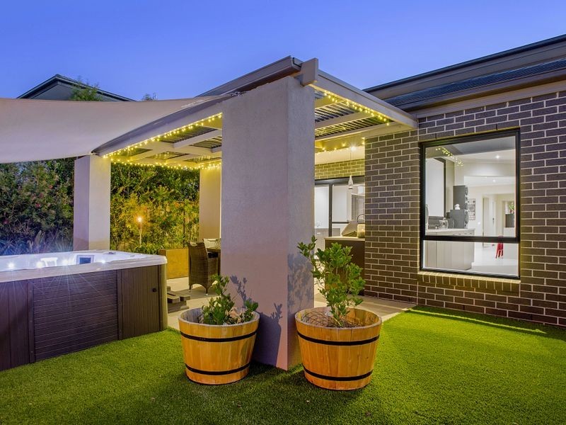 8 Hugo Drive, Point Cook VIC 3030