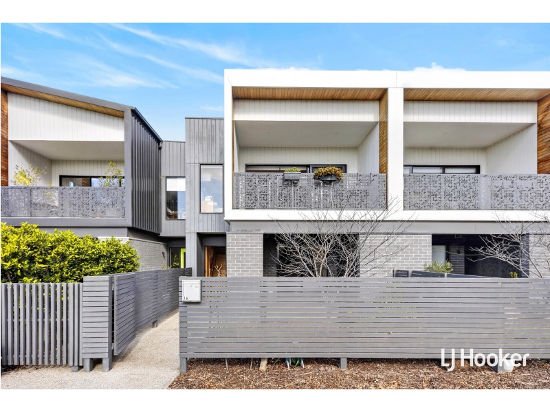 16 Broadside Walk, Point Cook VIC 3030