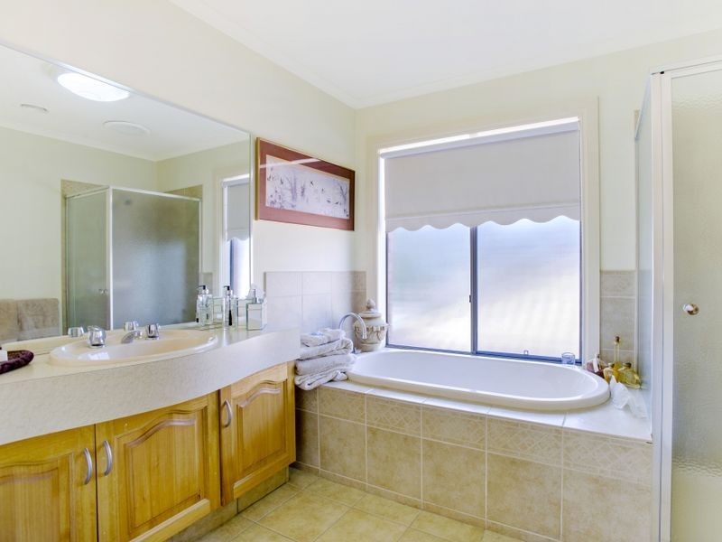 4 Westleigh Drive, Werribee VIC 3030