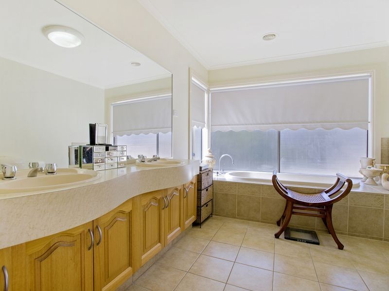 4 Westleigh Drive, Werribee VIC 3030