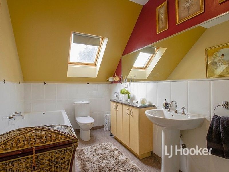 28 Lakeside Drive, Sanctuary Lakes VIC 3030