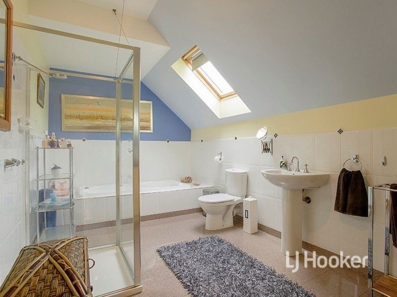 28 Lakeside Drive, Sanctuary Lakes VIC 3030