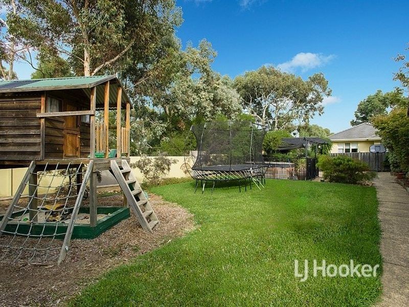 28 Lakeside Drive, Sanctuary Lakes VIC 3030