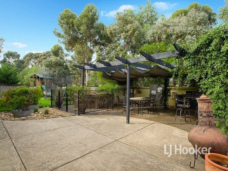 28 Lakeside Drive, Sanctuary Lakes VIC 3030