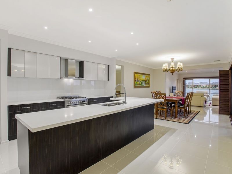 29 Seaview Point, Sanctuary Lakes VIC 3030