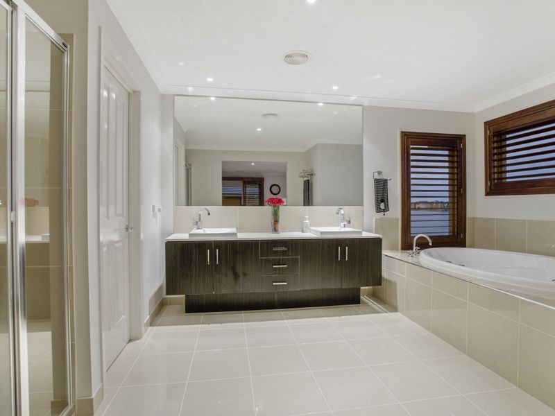 29 Seaview Point, Sanctuary Lakes VIC 3030