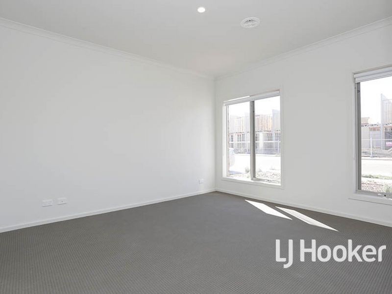 70 Waterhaven Boulevard, Point Cook VIC 3030