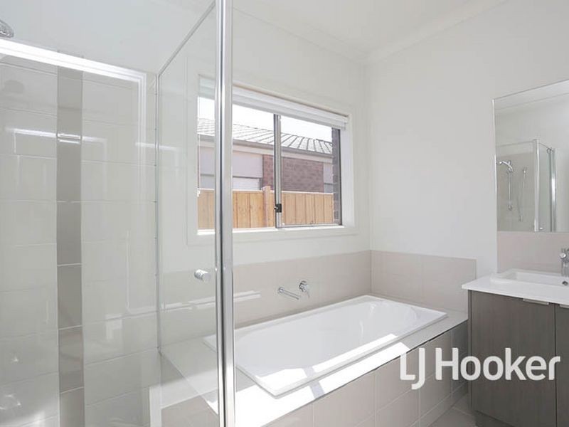 70 Waterhaven Boulevard, Point Cook VIC 3030