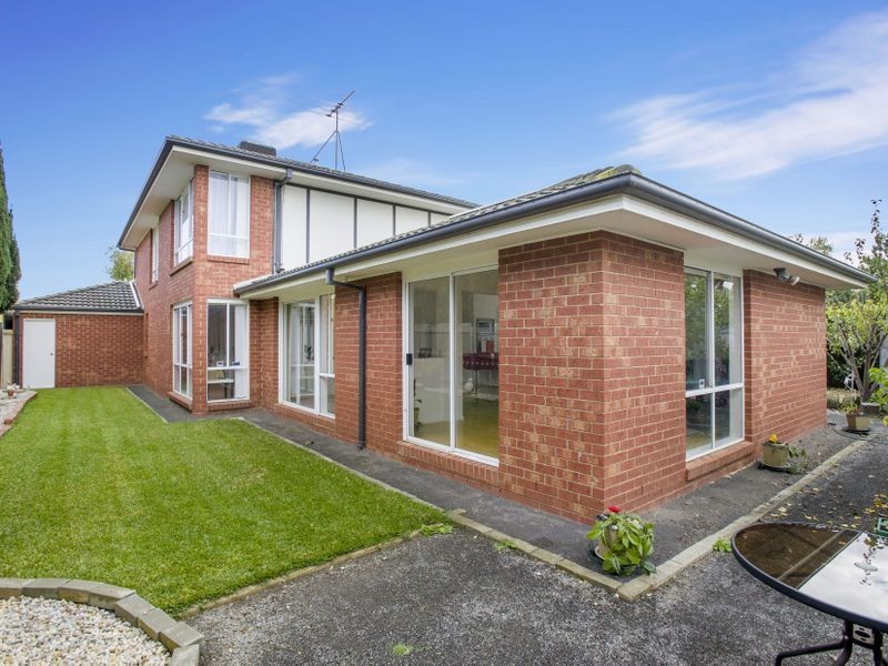 24 Ruben Drive, Sydenham VIC 3037