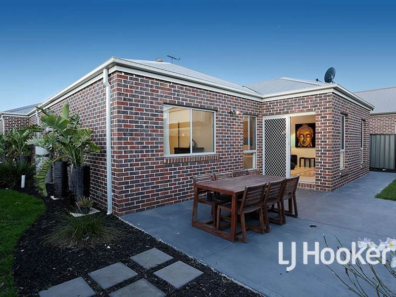 8 Regal Road, Point Cook VIC 3030