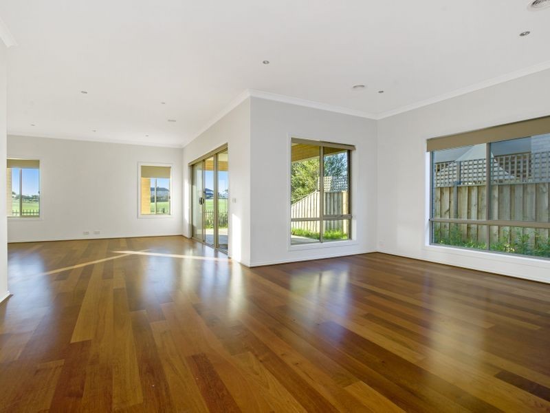 15 Celebration Drive, Sanctuary Lakes VIC 3030