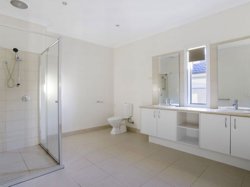 15 Celebration Drive, Sanctuary Lakes VIC 3030