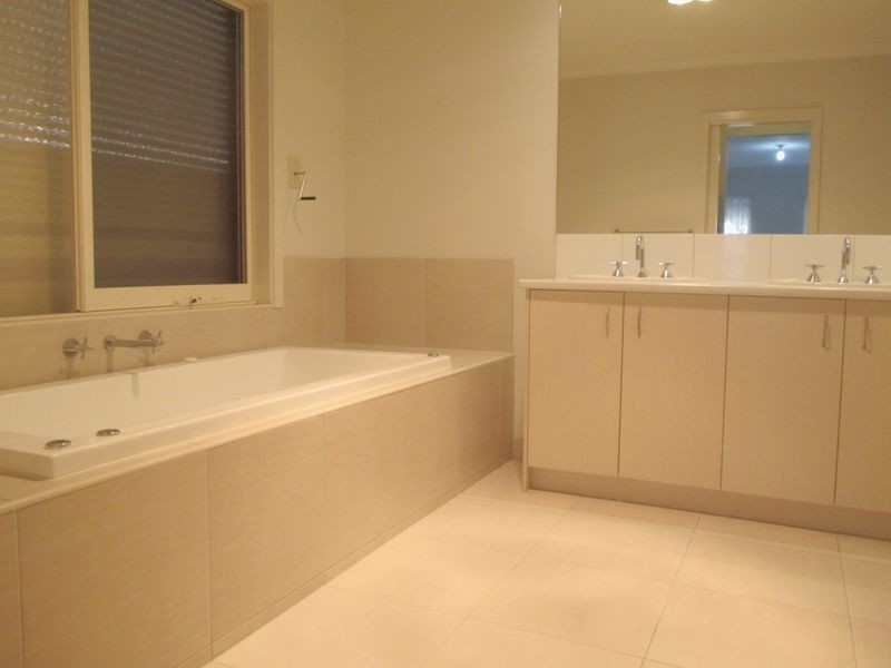 72 Bushlark Crescent, Williams Landing VIC 3027