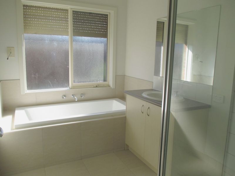 72 Bushlark Crescent, Williams Landing VIC 3027