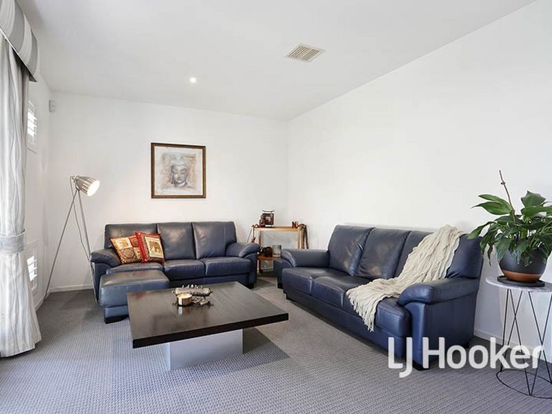 12 Bayside Drive, Sanctuary Lakes VIC 3030