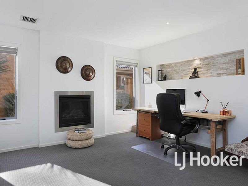 12 Bayside Drive, Sanctuary Lakes VIC 3030