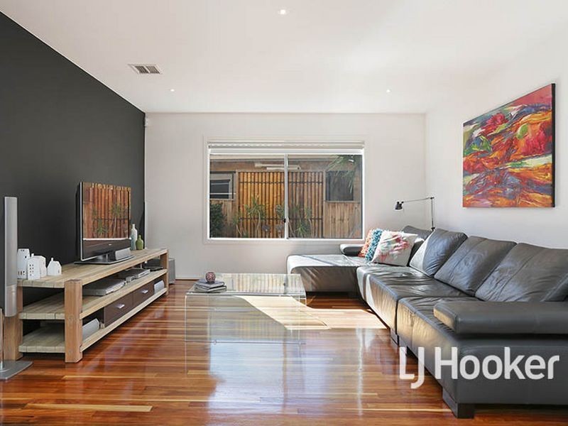 12 Bayside Drive, Sanctuary Lakes VIC 3030