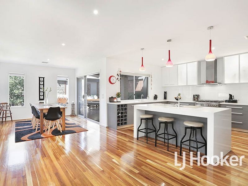 12 Bayside Drive, Sanctuary Lakes VIC 3030