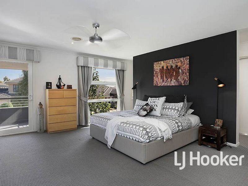 12 Bayside Drive, Sanctuary Lakes VIC 3030