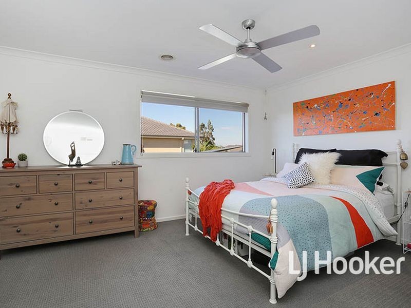 12 Bayside Drive, Sanctuary Lakes VIC 3030