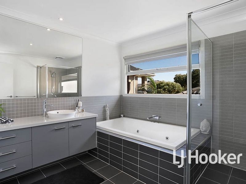 12 Bayside Drive, Sanctuary Lakes VIC 3030