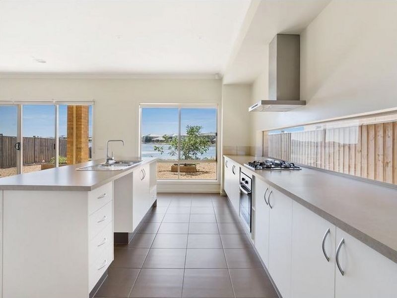 215 Sanctuary Lakes South Boulevar, Sanctuary Lakes VIC 3030