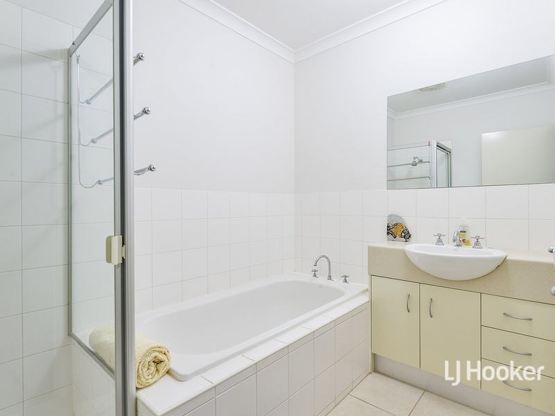 8/14 Mickleton Grove, Point Cook VIC 3030