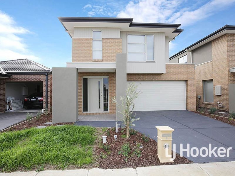 8 Living Crescent, Point Cook VIC 3030
