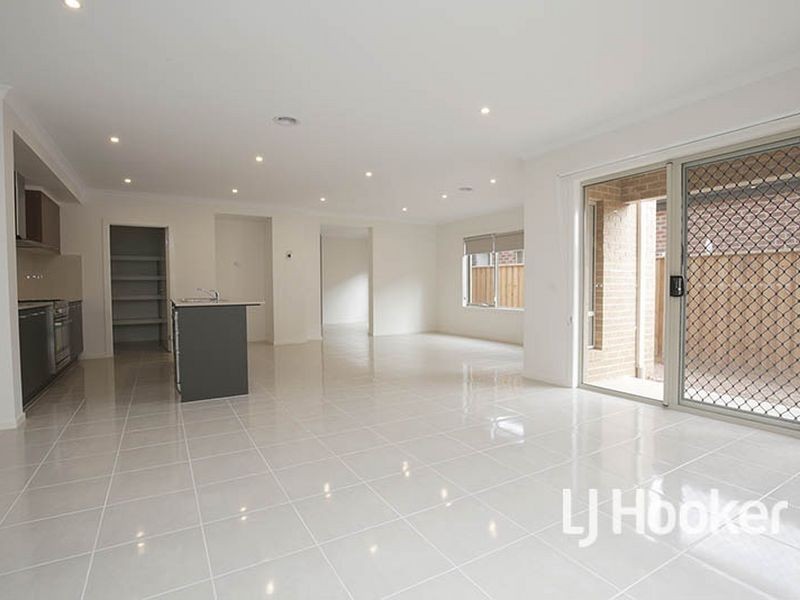8 Living Crescent, Point Cook VIC 3030