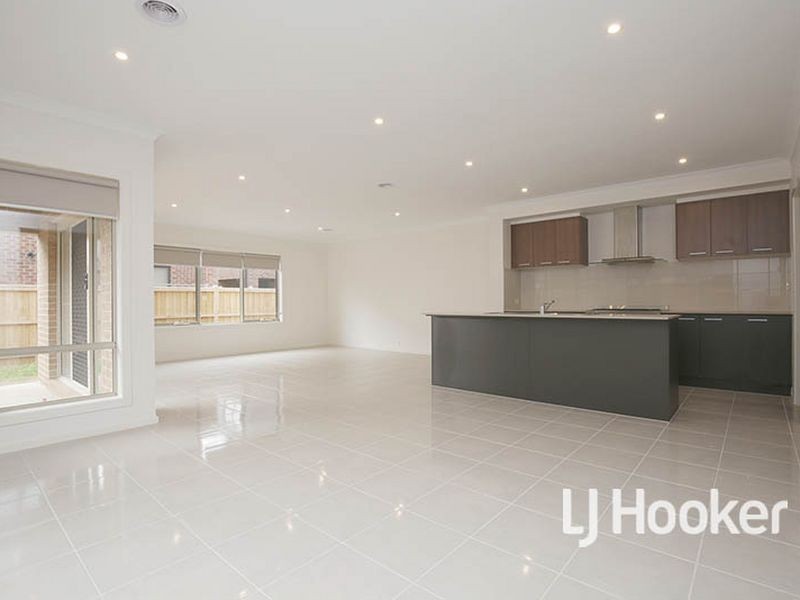 8 Living Crescent, Point Cook VIC 3030