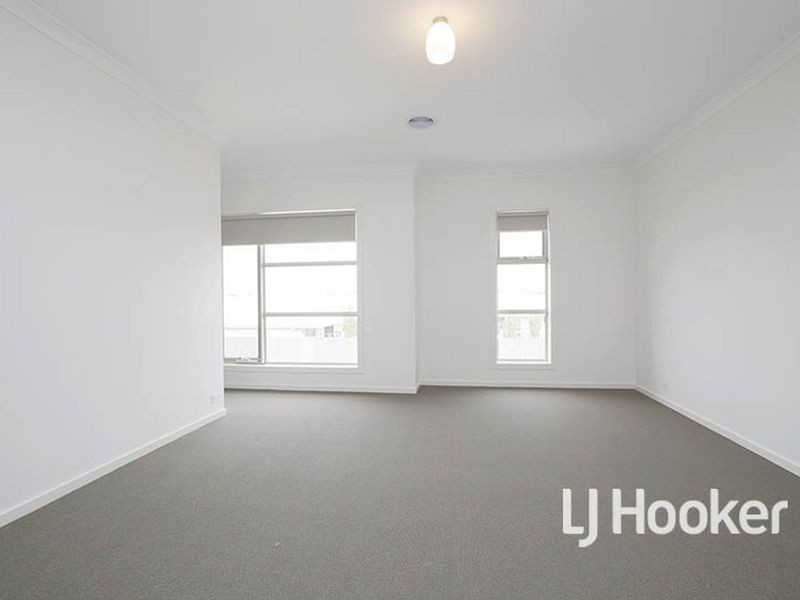 8 Living Crescent, Point Cook VIC 3030