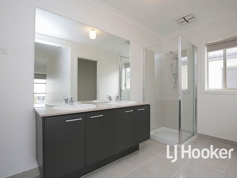 8 Living Crescent, Point Cook VIC 3030