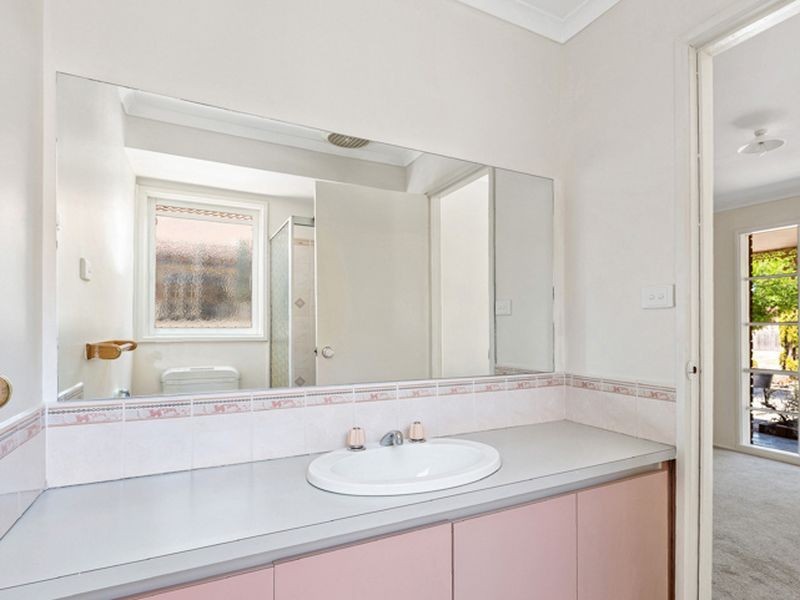 2 Rosscommon Place, Seabrook VIC 3028