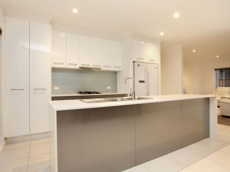 21 Montclair Street, Sanctuary Lakes VIC 3030