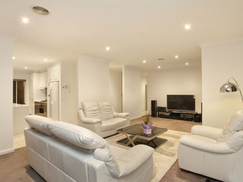 21 Montclair Street, Sanctuary Lakes VIC 3030