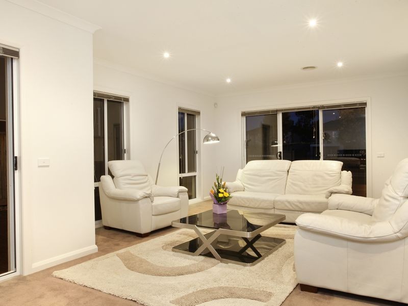 21 Montclair Street, Sanctuary Lakes VIC 3030