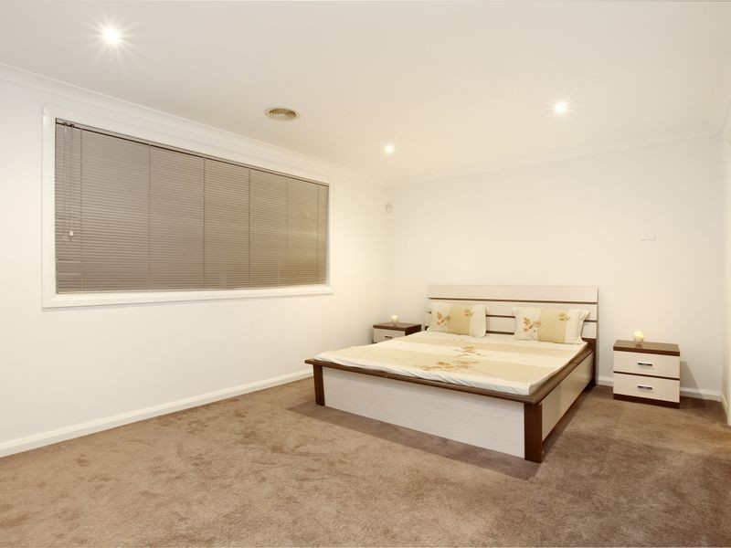 21 Montclair Street, Sanctuary Lakes VIC 3030