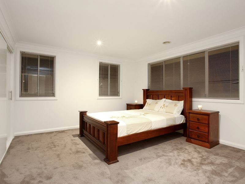 21 Montclair Street, Sanctuary Lakes VIC 3030