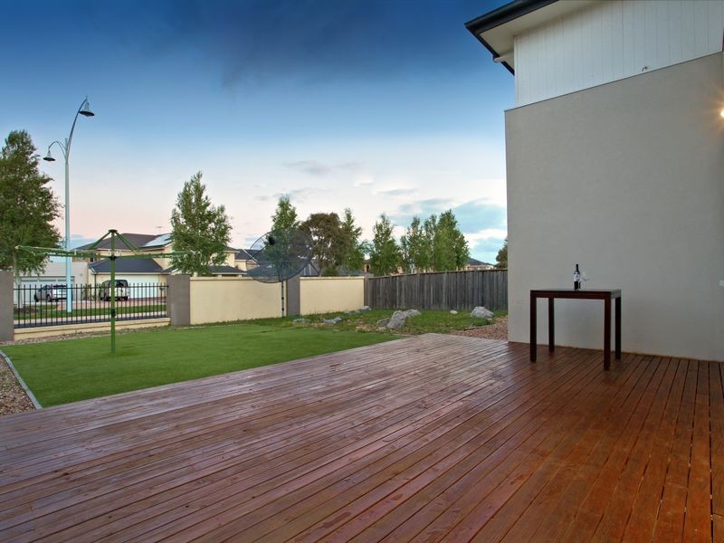 21 Montclair Street, Sanctuary Lakes VIC 3030