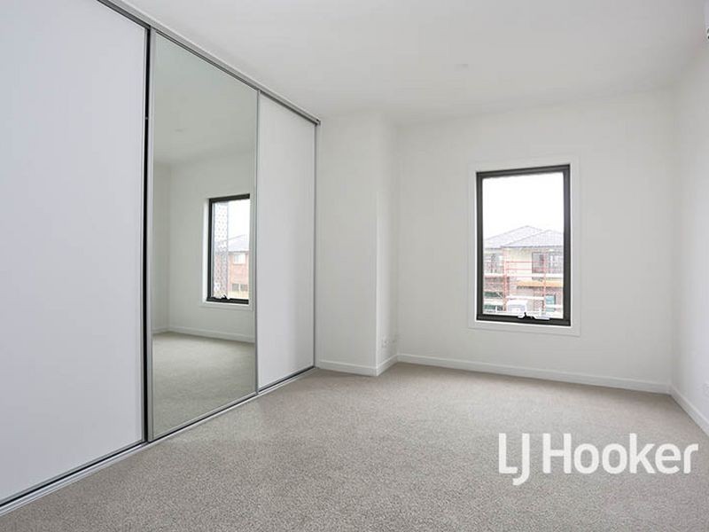 77 Waterhaven Boulevard, Point Cook VIC 3030